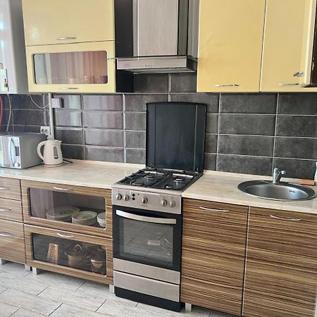 איוונו-פרנקיבסק Home In Center With Jacuzzi מראה חיצוני תמונה