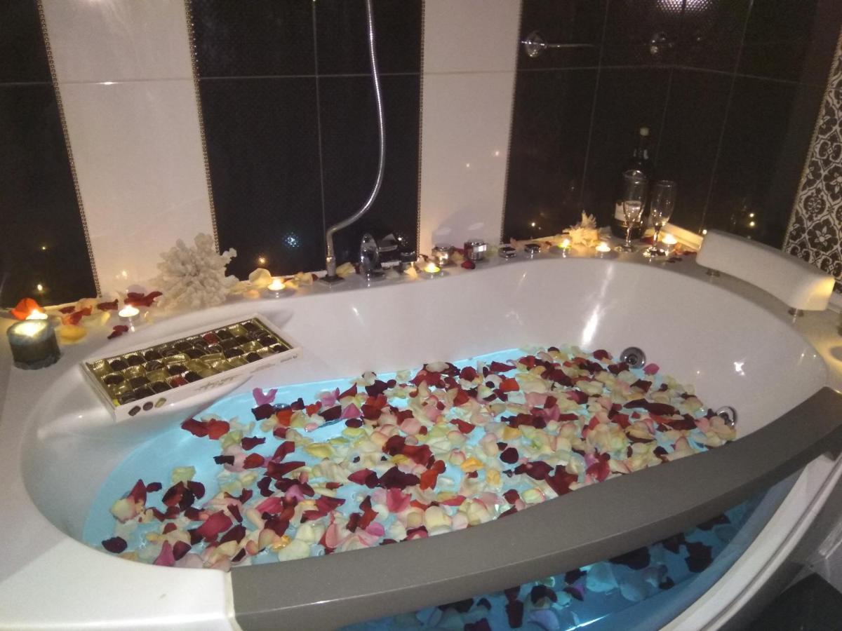 איוונו-פרנקיבסק Home In Center With Jacuzzi מראה חיצוני תמונה