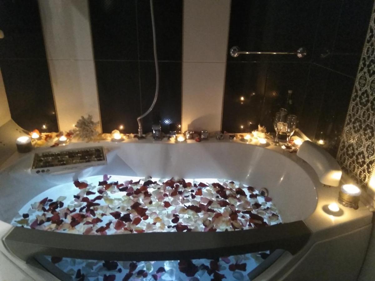 איוונו-פרנקיבסק Home In Center With Jacuzzi מראה חיצוני תמונה