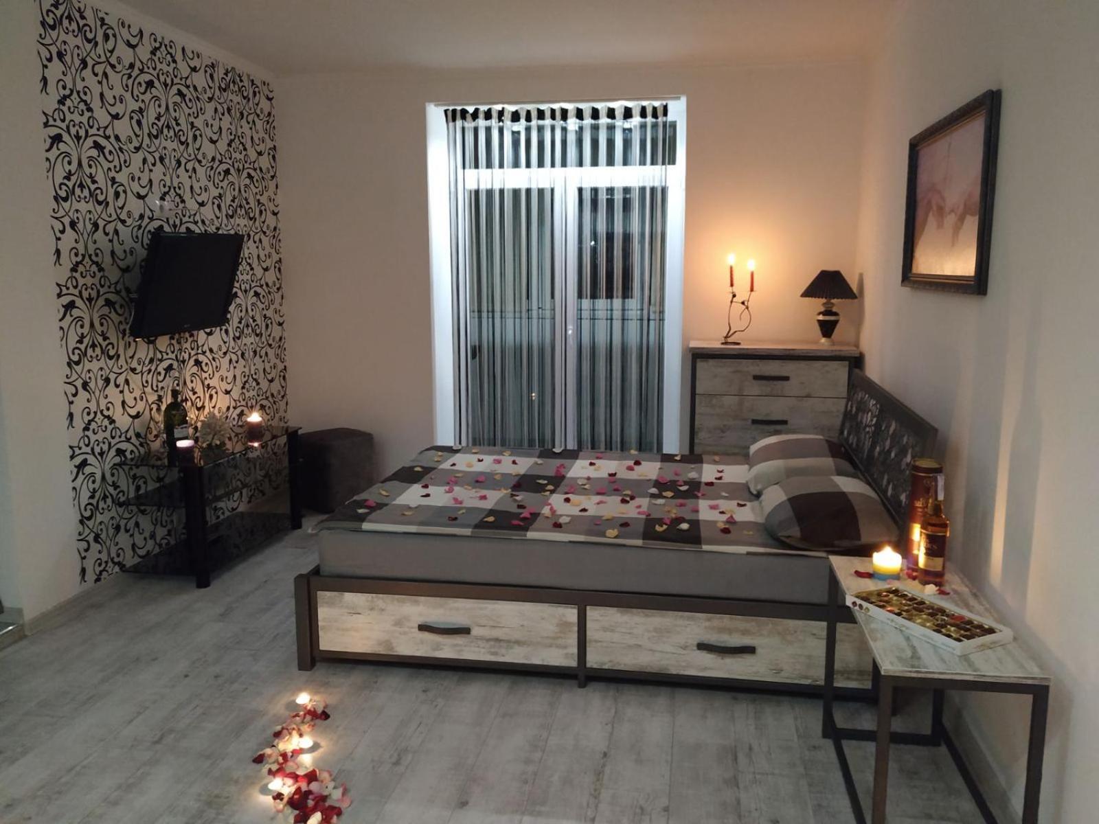 איוונו-פרנקיבסק Home In Center With Jacuzzi מראה חיצוני תמונה