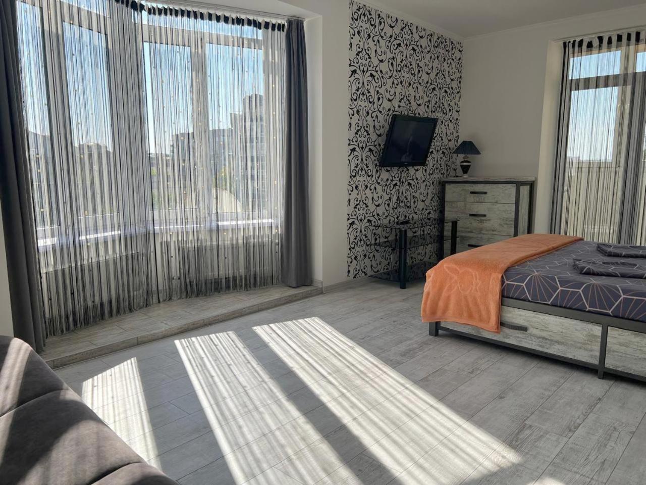 איוונו-פרנקיבסק Home In Center With Jacuzzi מראה חיצוני תמונה
