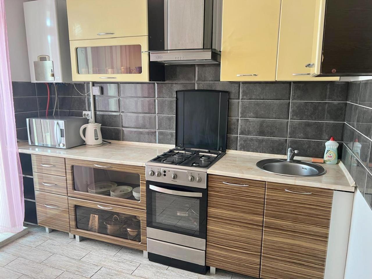 איוונו-פרנקיבסק Home In Center With Jacuzzi מראה חיצוני תמונה