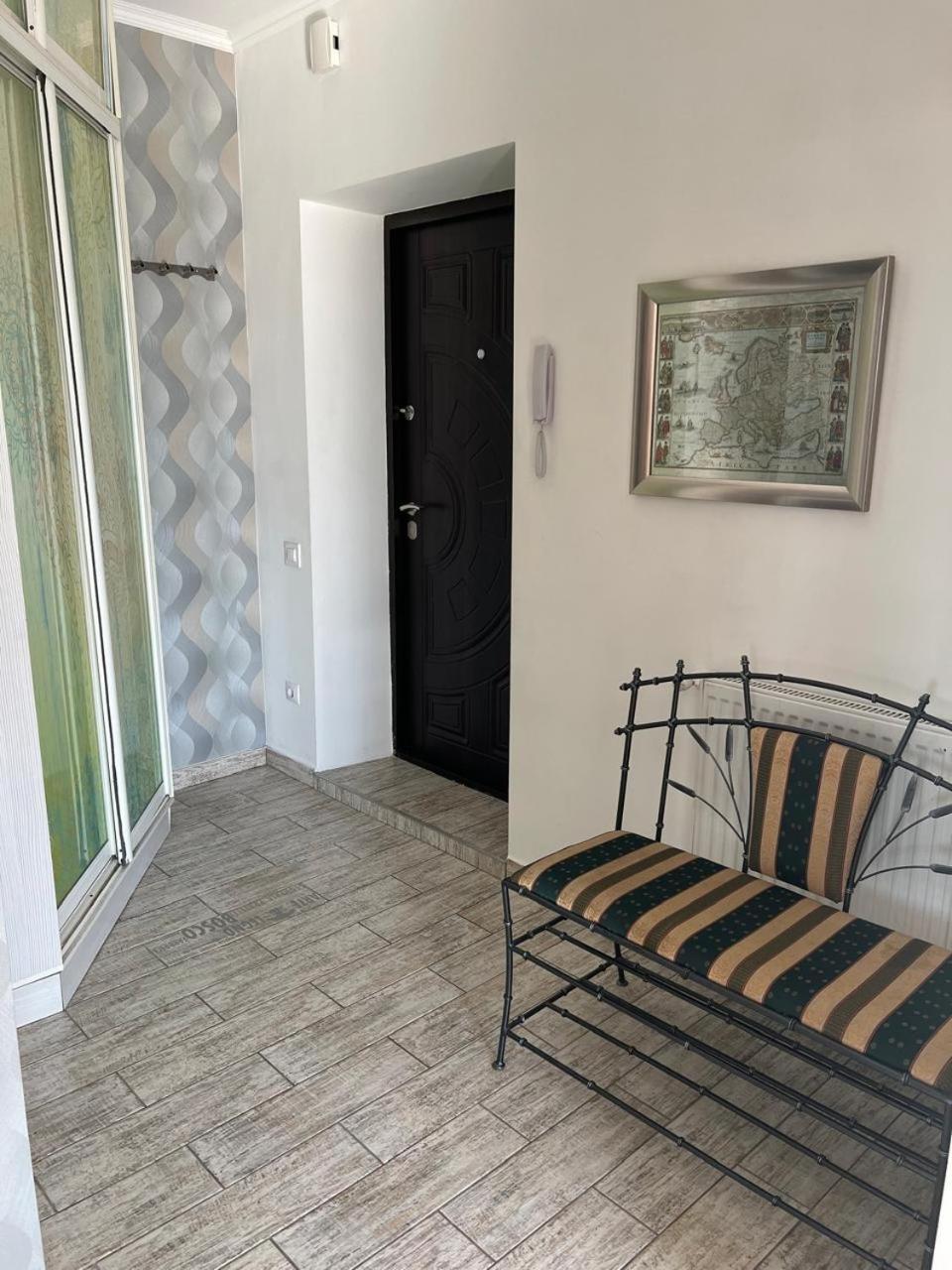 איוונו-פרנקיבסק Home In Center With Jacuzzi מראה חיצוני תמונה