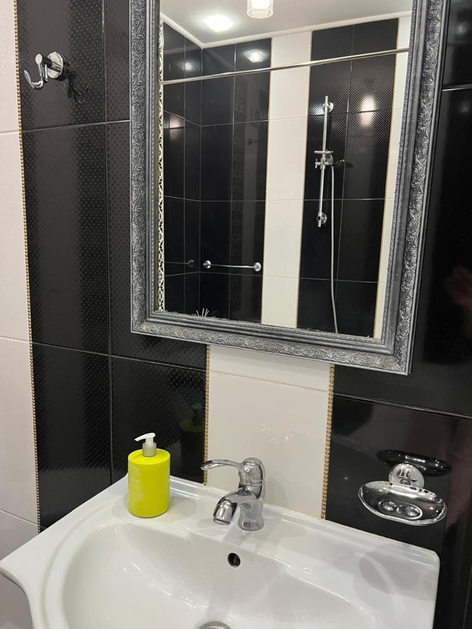 איוונו-פרנקיבסק Home In Center With Jacuzzi מראה חיצוני תמונה