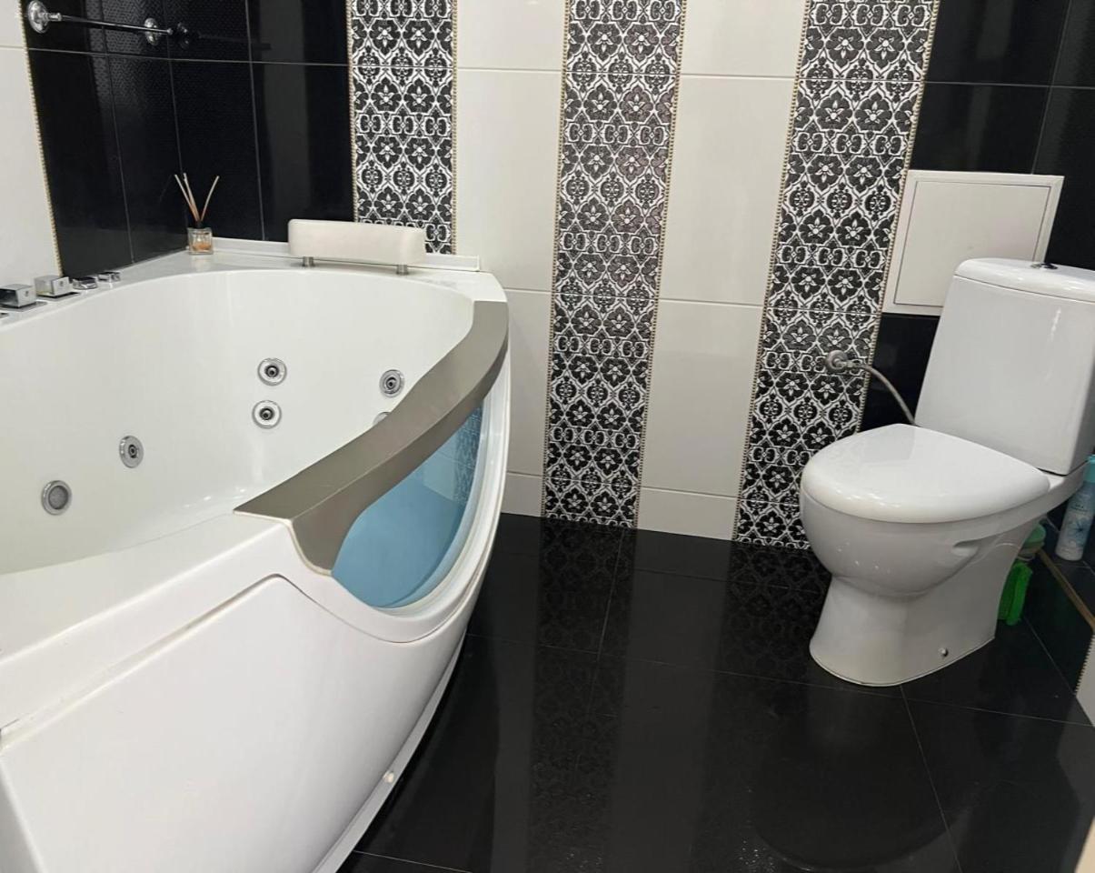 איוונו-פרנקיבסק Home In Center With Jacuzzi מראה חיצוני תמונה