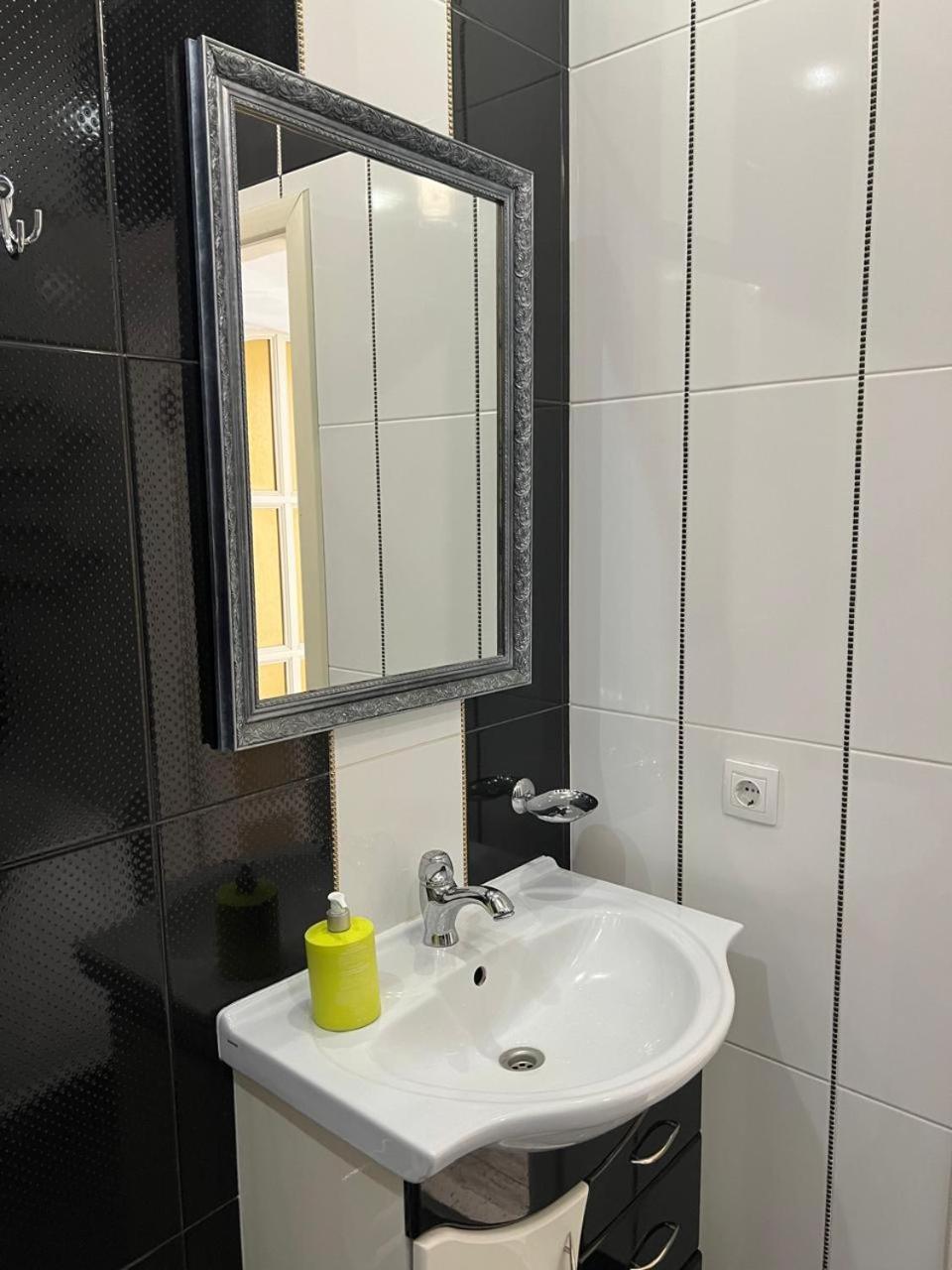 איוונו-פרנקיבסק Home In Center With Jacuzzi מראה חיצוני תמונה