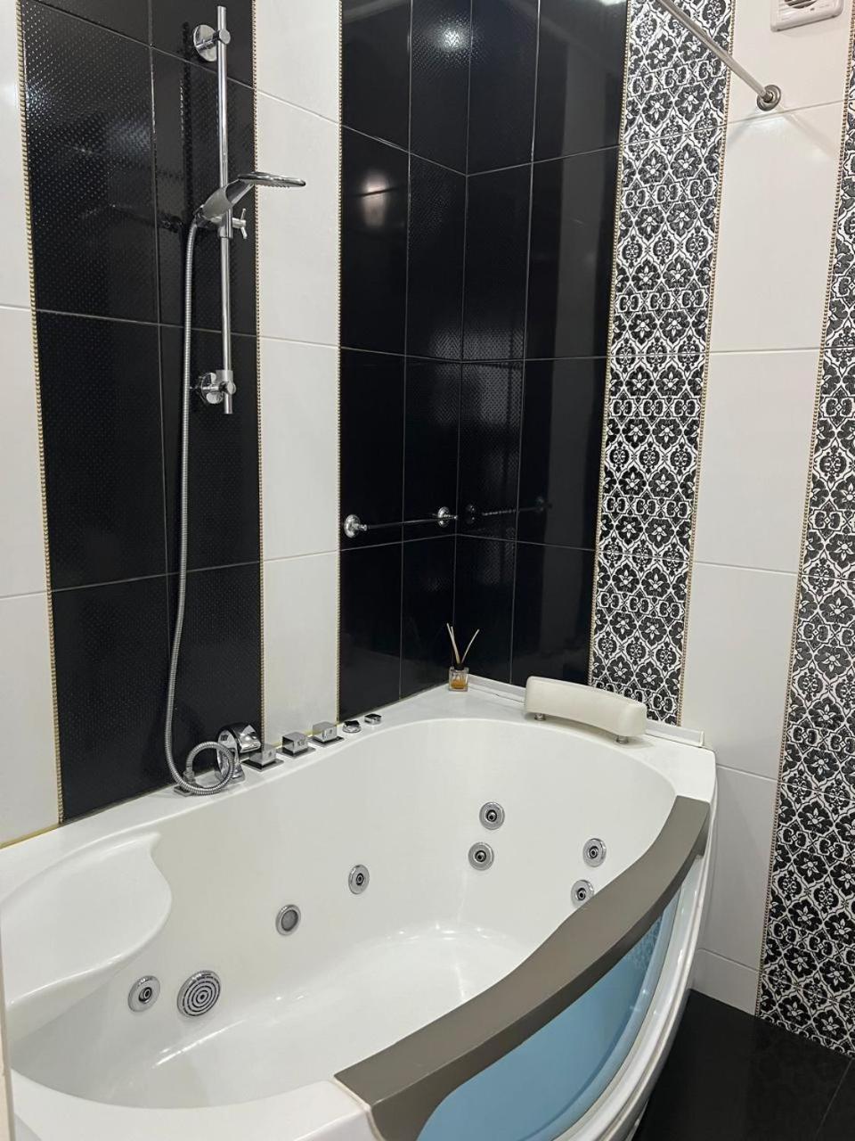 איוונו-פרנקיבסק Home In Center With Jacuzzi מראה חיצוני תמונה