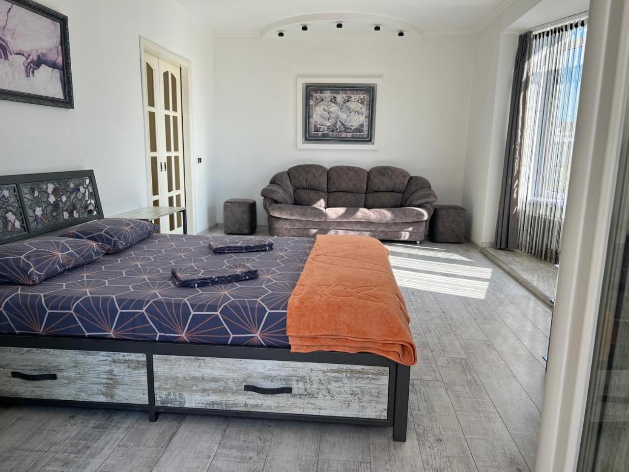 איוונו-פרנקיבסק Home In Center With Jacuzzi מראה חיצוני תמונה