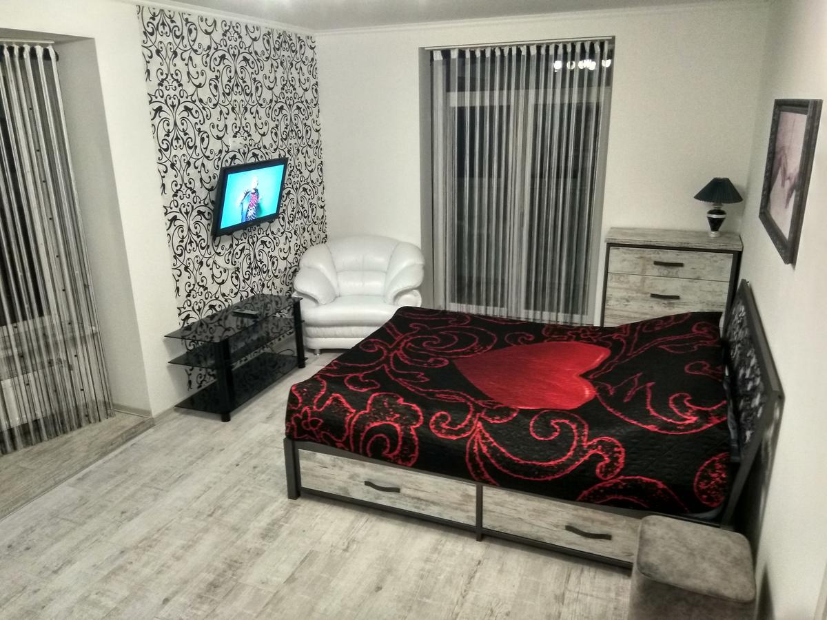 איוונו-פרנקיבסק Home In Center With Jacuzzi מראה חיצוני תמונה